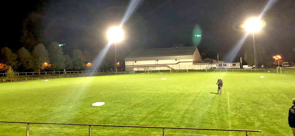 Terrain en gazon du centre sportif communal d'Aywaille équipé d'éclairage LED