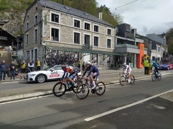 passage de LBL devant la Maison du cyclisme avec Remco Evenepoel min min