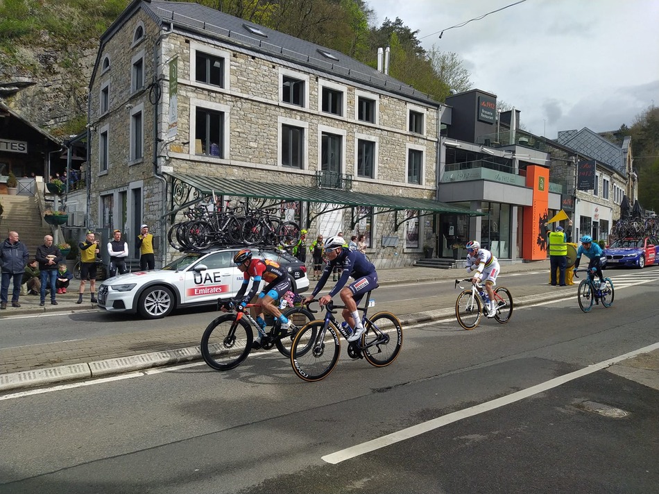 passage de LBL devant la Maison du cyclisme avec Remco Evenepoel min min