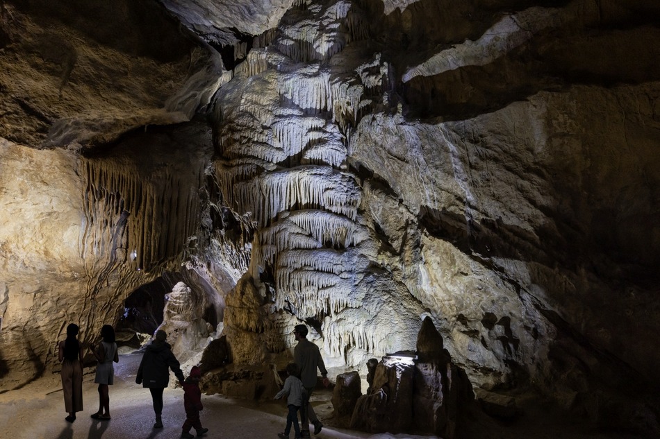 Grottes La grande draperie avec du passage