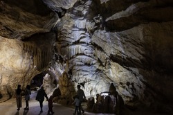 Grottes La grande draperie avec du passage