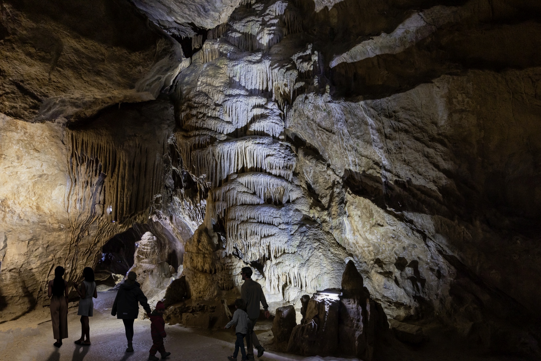 Grottes La grande draperie avec du passage